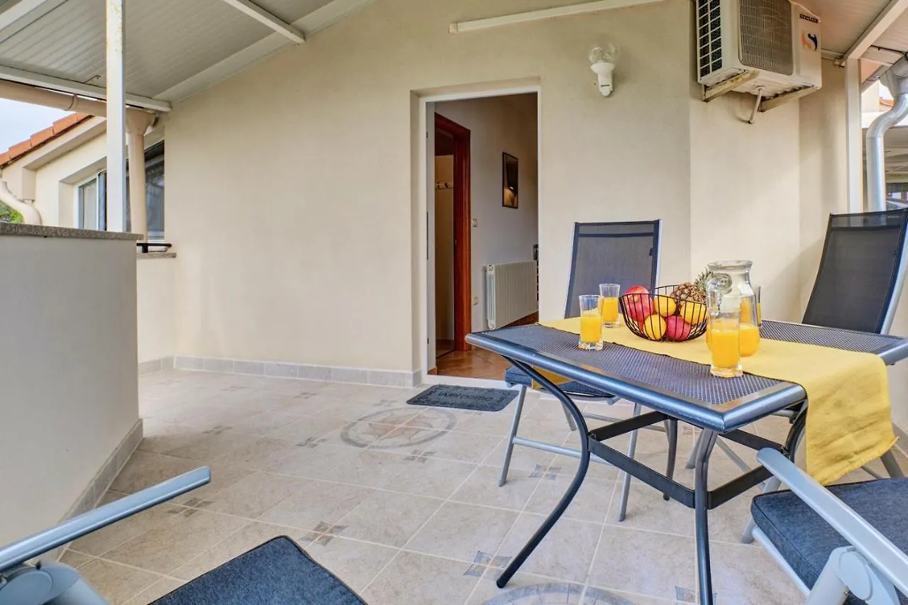 Apartment House Una Vinkuran 0*,  Croatia